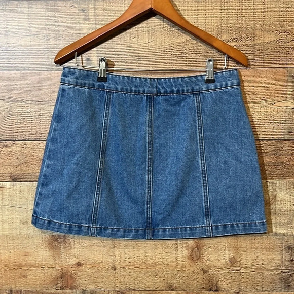 🎉🎉Altar’d State Monana Denim Mini Skirt size Medium Preppy Classic Zippered - Picture 2 of 8
